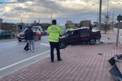 Konya'da kontrolden çıkan araç direğe çarptı: 1 yaralı