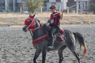 Atıyla büyüyen 14 yaşındaki Yiğit, cirit arenasında şampiyonluk peşinde