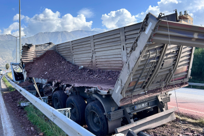 Freni bozulan kamyon bariyerlere çarparak durabildi