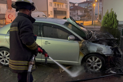 Park halindeki otomobilde yangın çıktı