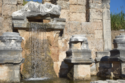 Perge Antik Kenti'ndeki çeşmeden 1800 yıl sonra su akmaya başladı