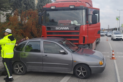 Tır ile çarpışan otomobil sürüklendi: 2 kişi yaralandı