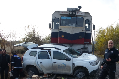 Yük treni ile otomobil çarpıştı: 2 yaralı