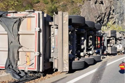 Ordu’da devrilen tırın altında kalan sürücü hayatını kaybetti