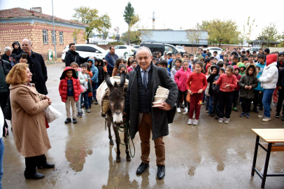 Yazar Ersin Bilge imza gününe eşekle geldi