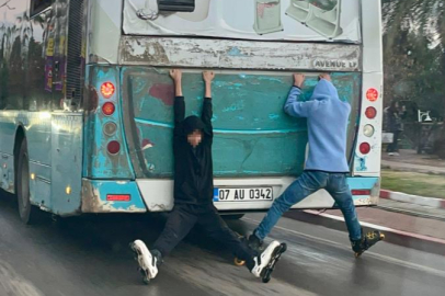 Antalya'da yürekleri ağza getiren yolculuk: Otobüse tutunarak paten sürdüler