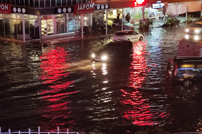 Fethiye’de sağanak yağış yolları göle çevirdi