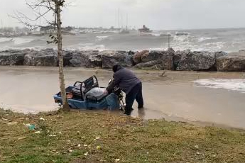 Kadıköy sahili dev dalgalara teslim oldu