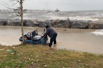 Kadıköy sahili dev dalgalara teslim oldu