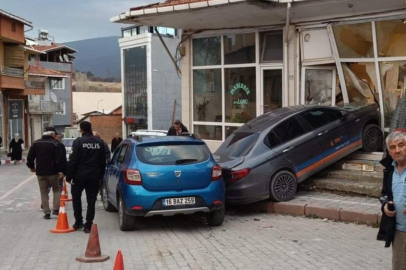 Kütahya'da ilginç kaza! Kontrolden çıkan otomobil, önce yayaya sonra 2 araca çarptı