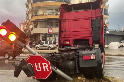 Tırlar çarpıştı: 1 yaralı