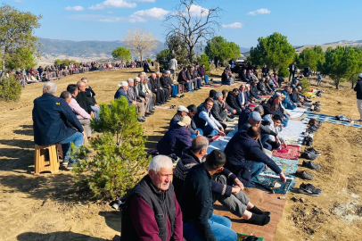 Yağmura hasret köylü, yağmur duasına çıktı