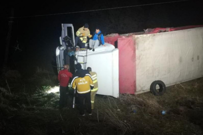 Balıkesir’de kontrolden çıkan kamyonet yan yattı: 2 kişi mahsur kaldı