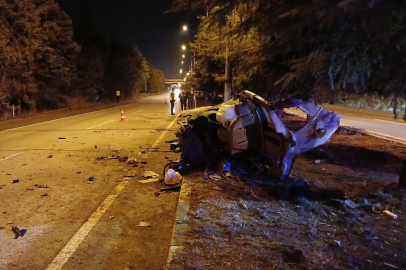 Balıkesir'de refüje çıkan otomobil ağaca çarptı! 1 kişi öldü