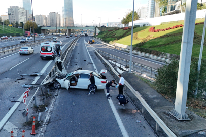 Kontrolden çıkan otomobil refüje çarptı