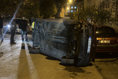 Önce park halindeki iki araca çarptı, sonra sırra kadem bastı