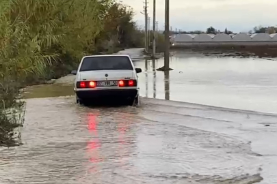 Serik'te sağanak etkili oldu, yollar göle döndü