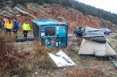 Antalya'da devrilen minibüste yabancı uyruklu sürücü yaralandı