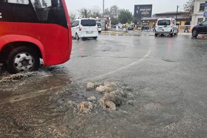 Bandırma'da sağanak yağış yolları göle çevirdi