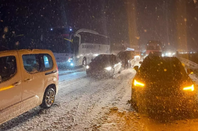 Bolu'da kar esareti! Otoyol kapandı, kurtarma çalışması sürüyor