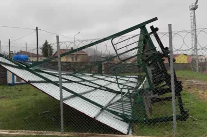 Bursa İznik'te rüzgar tribünü yıktı