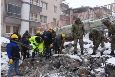 Depremde iki kardeşini kaybeden öğretmen adalet istiyor