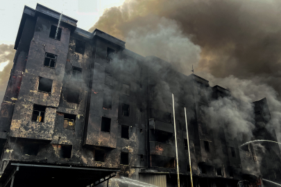 İstanbul Beylikdüzü’ndeki yangın kontrol edilmeye çalışılıyor