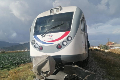 Manisa'da yolcu treni ve otomobil çarpıştı: 1 yaralı var