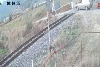 Manisa'da yolcu treni ve otomobil çarpıştı: 1 yaralı var