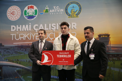 Rize-Artvin Havalimanı'nın 1 milyonuncu yolcusu ödüllendirildi