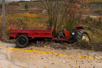 Sakarya'da ehliyetsiz sürücünün kontrolünden çıkan traktör devrildi!