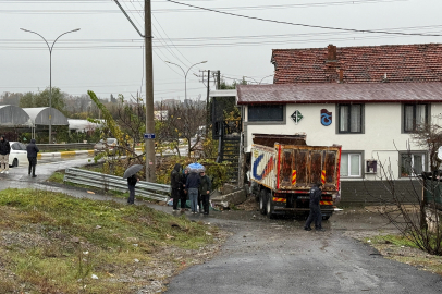 Sakarya’da faciadan facianın eşiğinden dönüldü: Kamyon eve girdi!