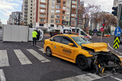 Taksi ile çarpışan kamyonet devrildi: 6 yaralı