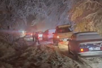 Uludağ'da kar kalınlığı 20 santimetreye ulaştı! Araçlar saatlerce mahsur kaldı