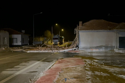 Aksaray'da fırtına bir evin çatısını uçurdu