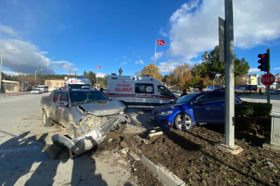 Burdur’da kamyonet ile otomobil çarpıştı: 3 yaralı