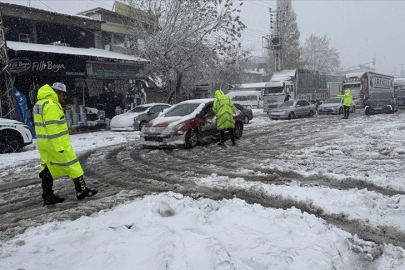 Kahramanmaraş-Kayseri kara yolu kar ve tipi nedeniyle ulaşıma kapandı