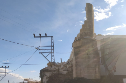 Mersin'de şiddetli rüzgar cami minaresini yıkıldı