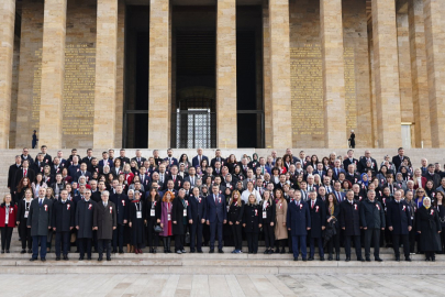 Milli Eğitim Bakanı Tekin, tüm illerden gelen öğretmenlerle Anıtkabir'i ziyaret etti