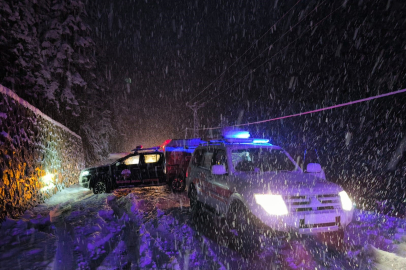  Rize’de karda kayan kamyonet dereye uçtu