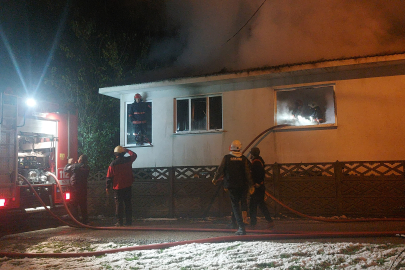 Sakarya'da yangın çıkan tek katlı ev kullanılamaz hale geldi