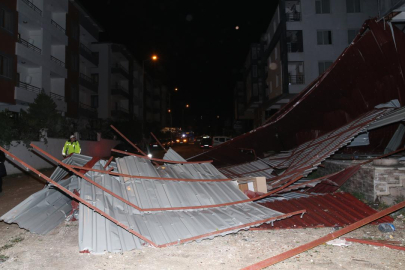 Şiddetli rüzgar binaların çatılarını uçurdu