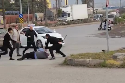 Trafikte çıkan tartışmada, süpürgeyi kavga ettiği adamın üzerinde kırdı