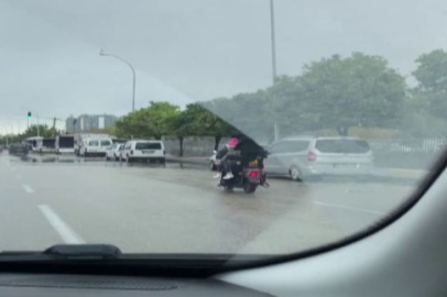 Adana'da 6 kişi aynı motosiklete bindi! Tehlikeli yolculuk kamerada