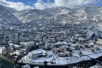 Artvin'in Yusufeli ilçesinde kar nedeniyle eğitime bir gün ara verildi