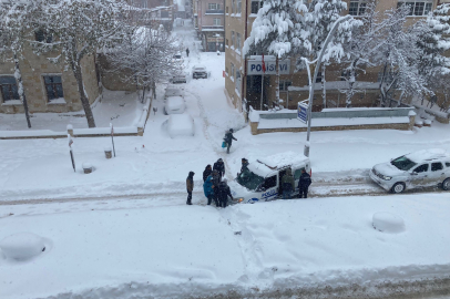 Bayburt'ta kar nedeniyle trafik durma noktasına geldi