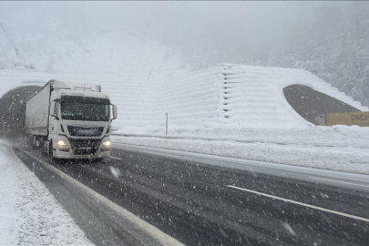 Bolu ve Düzce'de kar yağışı sürüyor