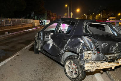 Bursa'da kontrolden çıkan otomobil bariyerlere çarptı