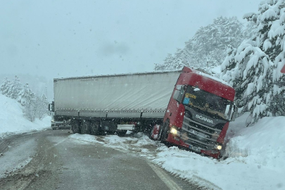 Buzda kayan tır yolu kapattı