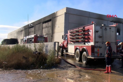 İzmir'de kasa fabrikasındaki yangın kontrol altına alındı